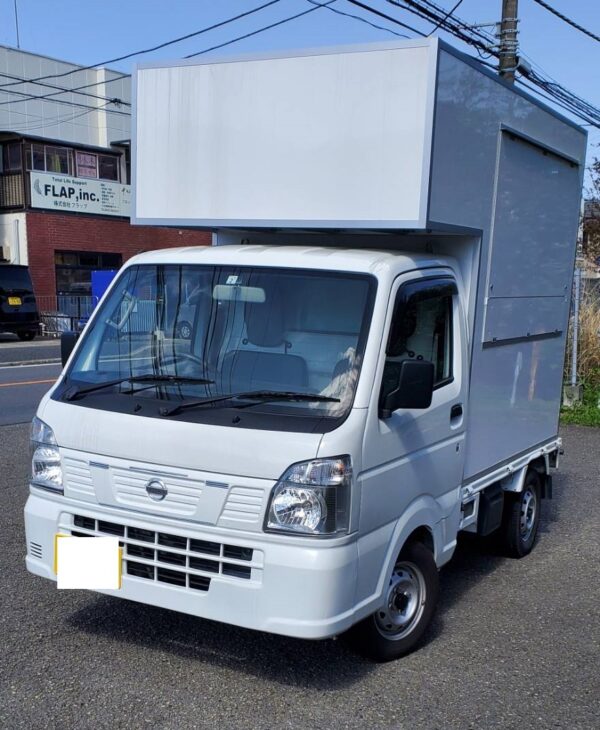 ID:24＠R.4(2022)年 日産 NT100クリッパー キッチンカー ホワイト 走行66,465km　移動販売