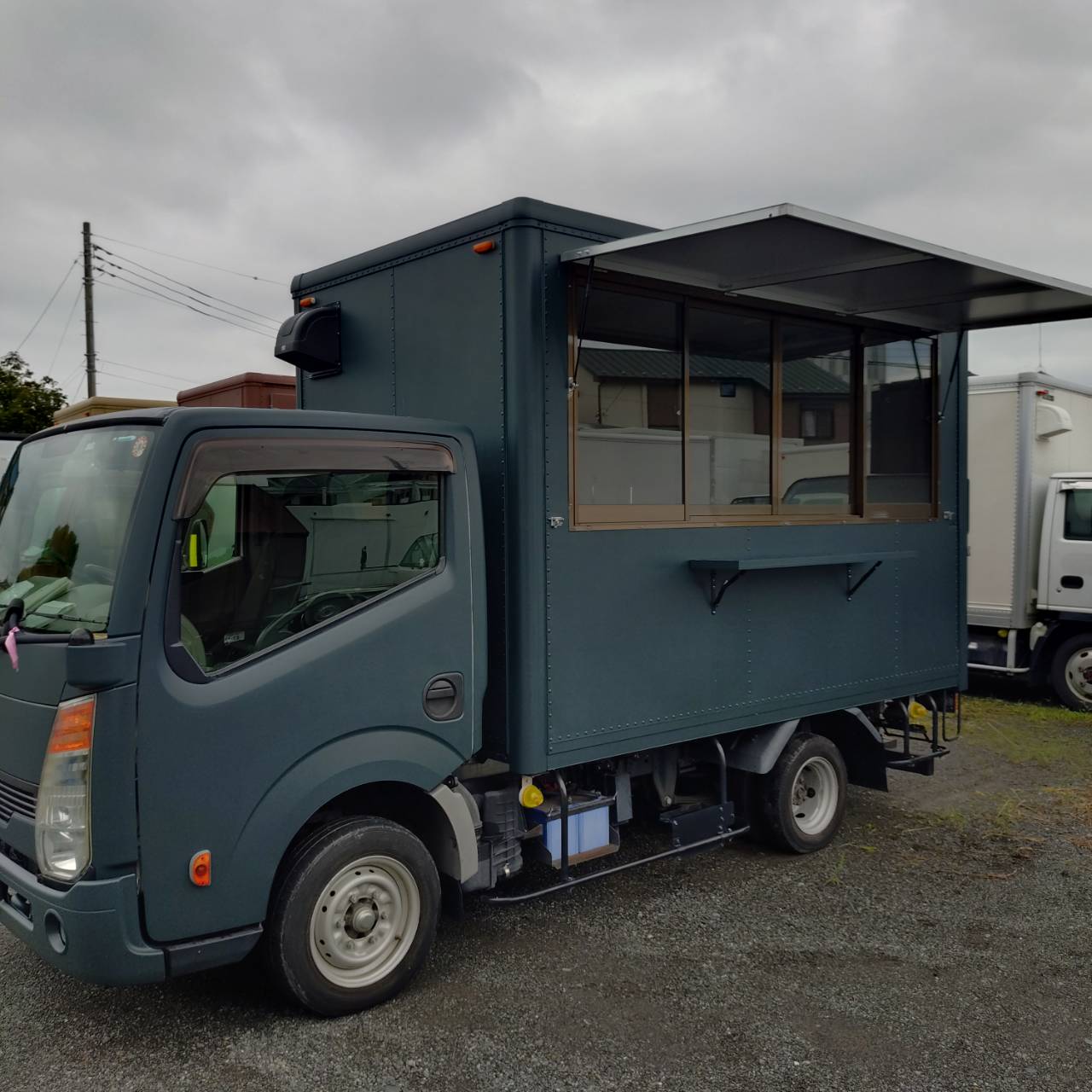 ID:129@ H.27(2015)年 日産 アトラス ディーゼルキッチンカー 機材込 ネイビー 走行57,166km - 画像 (2)